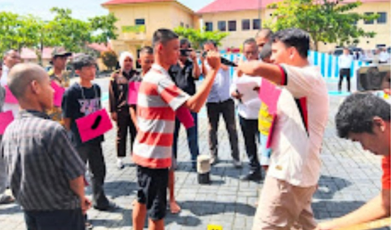 Salah satu adegan yang diperagakan di Polres Batubara.