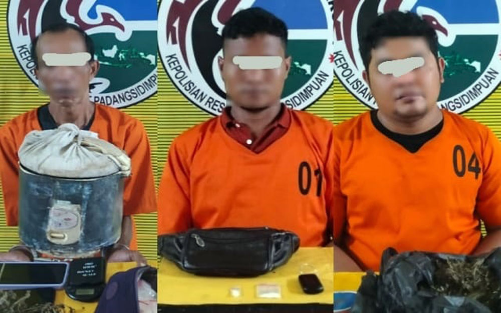 Ketiga tersangka residivis narkoba berinisial NS (57), MAH (27), dan FT (32) saat diamankan Satresnarkoba Polres Padangsidimpuan.