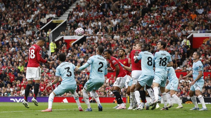 Kapten Manchester United, Bruno Fernandes, melakukan selebrasi usai mencetak gol penalti penentu kemenangan 3-2 atas Burnley di Old Trafford.
