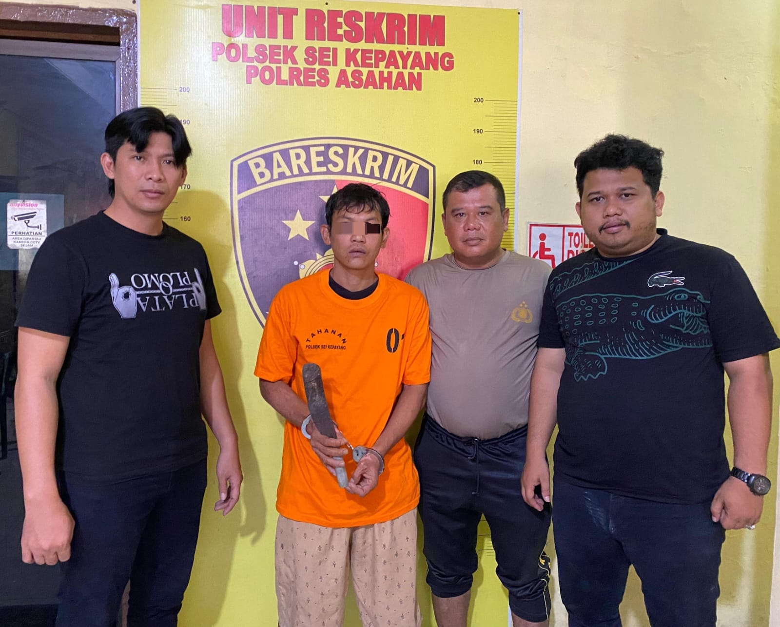 Polisi mengamankan tersangka FR alias Uji (34), residivis kasus KDRT yang kembali berurusan dengan hukum usai menganiaya warga dengan parang di Asahan.