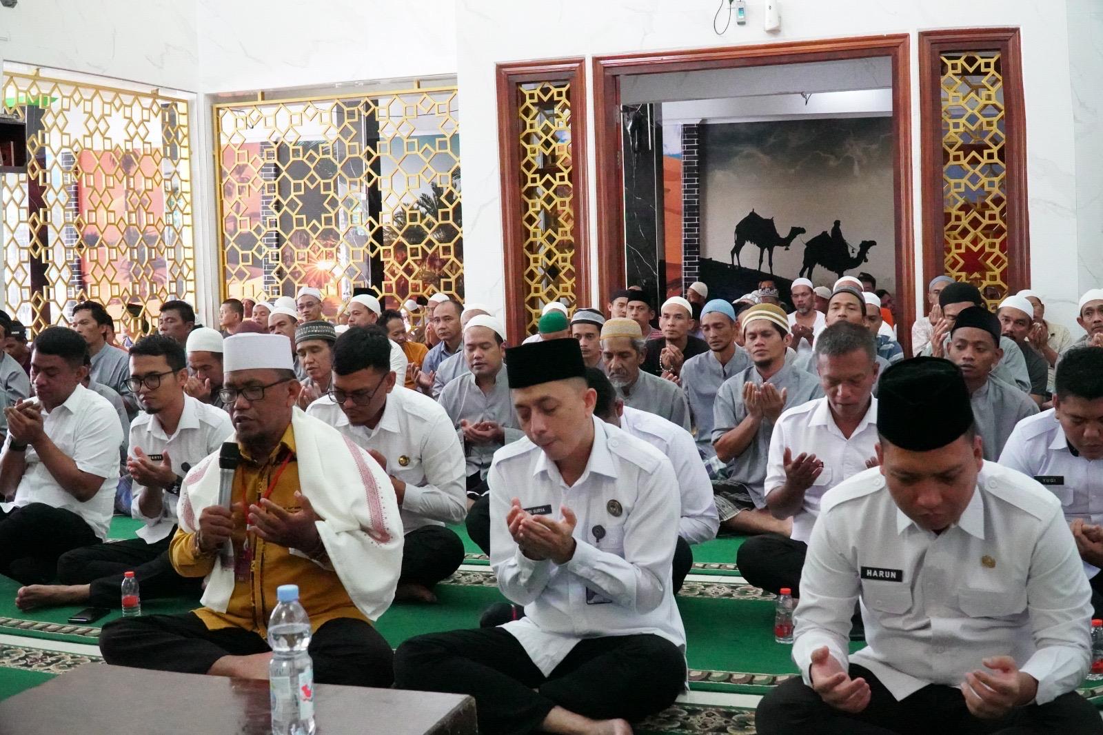 Suasana doa bersama oleh warga binaan dan para pejabat Rutan Kelas I Medan untuk negeri pada Senin (1/9/2025).