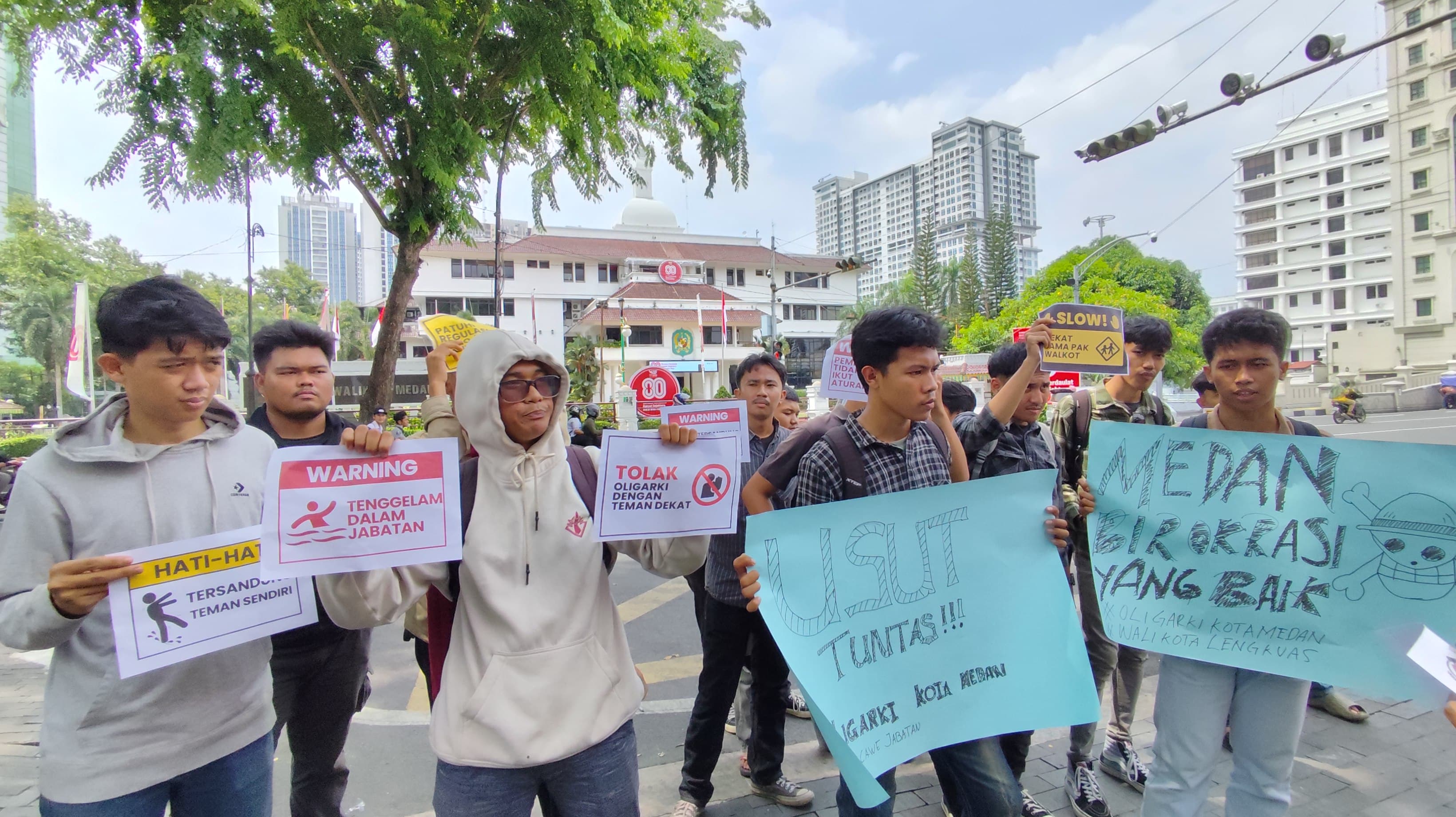 Puluhan massa aksi mengatasnamakan LARAS menggelar unjukrasa di depan Gedung DPRD Medan, Jalan Kapten Maulana Lubis Nomor 1, Medan, Senin (1/9/2025).