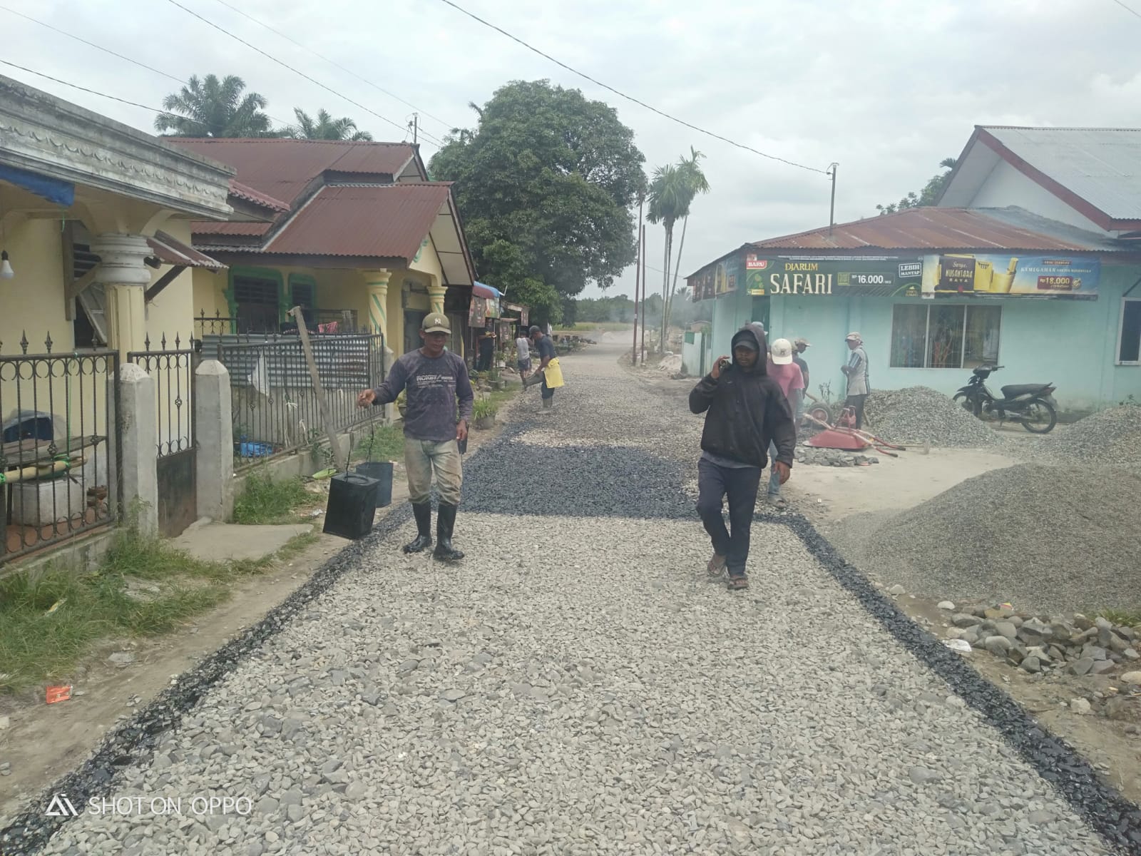 Pekerja mengaspal jalan Desa Muara Mulia sepanjang 192 meter di Kecamatan Tanah Jawa, Simalungun, Senin (2/9/2025).