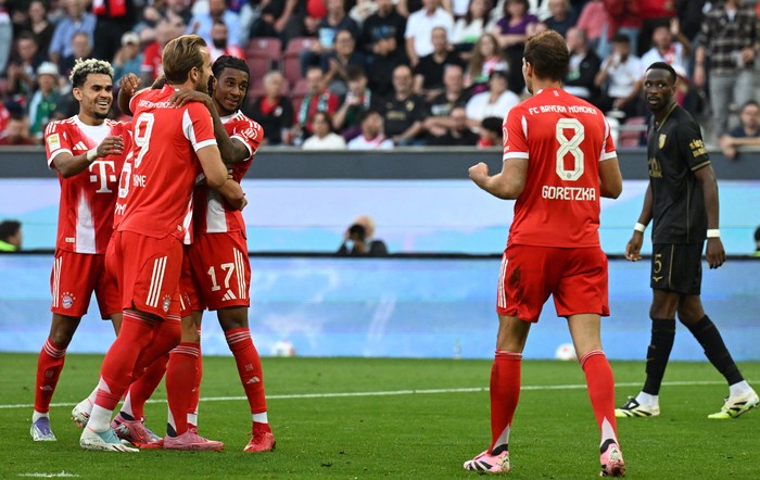 Luis Diaz dan Michael Olise rayakan gol Bayern Munich ke gawang Augsburg di WWK Arena, Minggu (3182025). Bayern menang tipis 3-2.