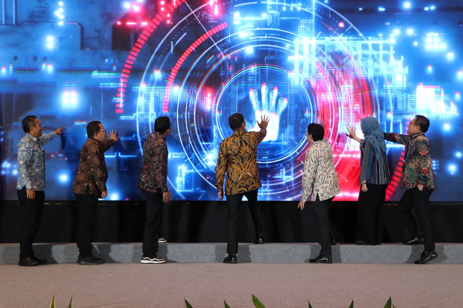 Kepala Eksekutif Pengawas Pasar Modal, Keuangan Derivatif, dan Bursa Karbon OJK Inarno Djajadi meluncurkan SPRINT bidang PMDK di Solo, Selasa (26/8/2025).