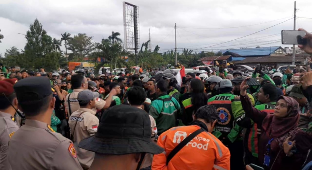 Ribuan massa ojol menggelar aksi damai di depan Mako Polda Sumatera Utara, Senin (1/9/2025).