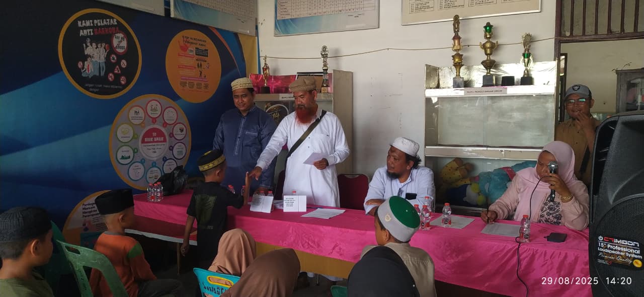 Pengurus Infaq Pasar Gelugur Rantauprapat saat menyerahkan santunan kepada anak yatim di kantor Kelurahan Sioldengan, Labuhanbatu.