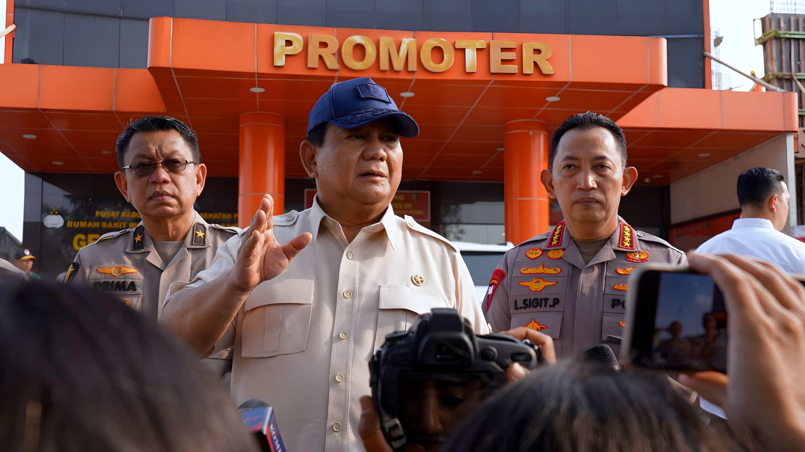 Presiden RI Prabowo Subianto bicara usai menjenguk warga sipil dan aparat korban kericuhan di RS Polri Kramat Jati, Jakarta Timur, Senin (1/9/2025).
