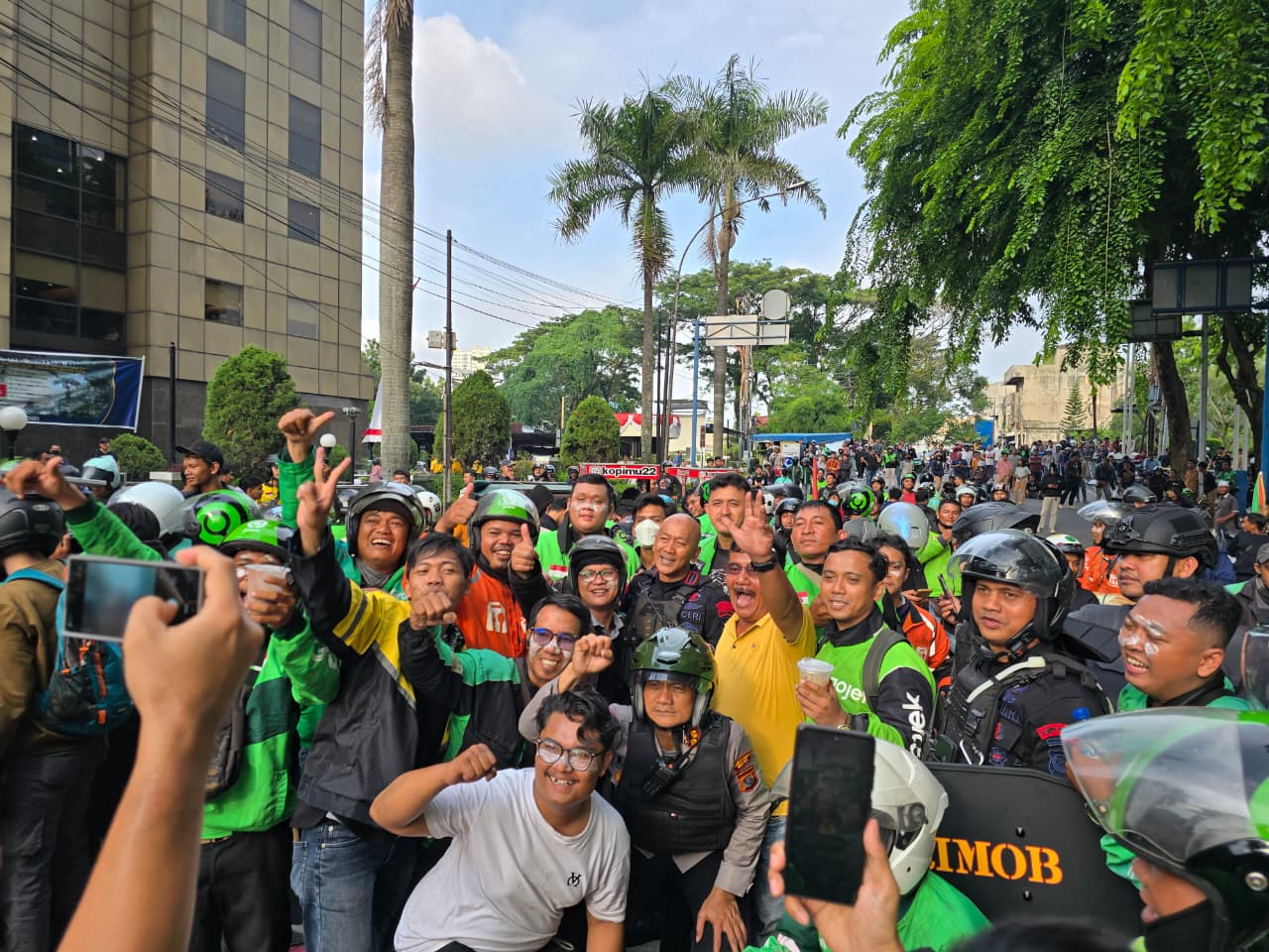 Polisi duduk bareng mahasiswa dan ojol sambil ngopi dingin di Medan.