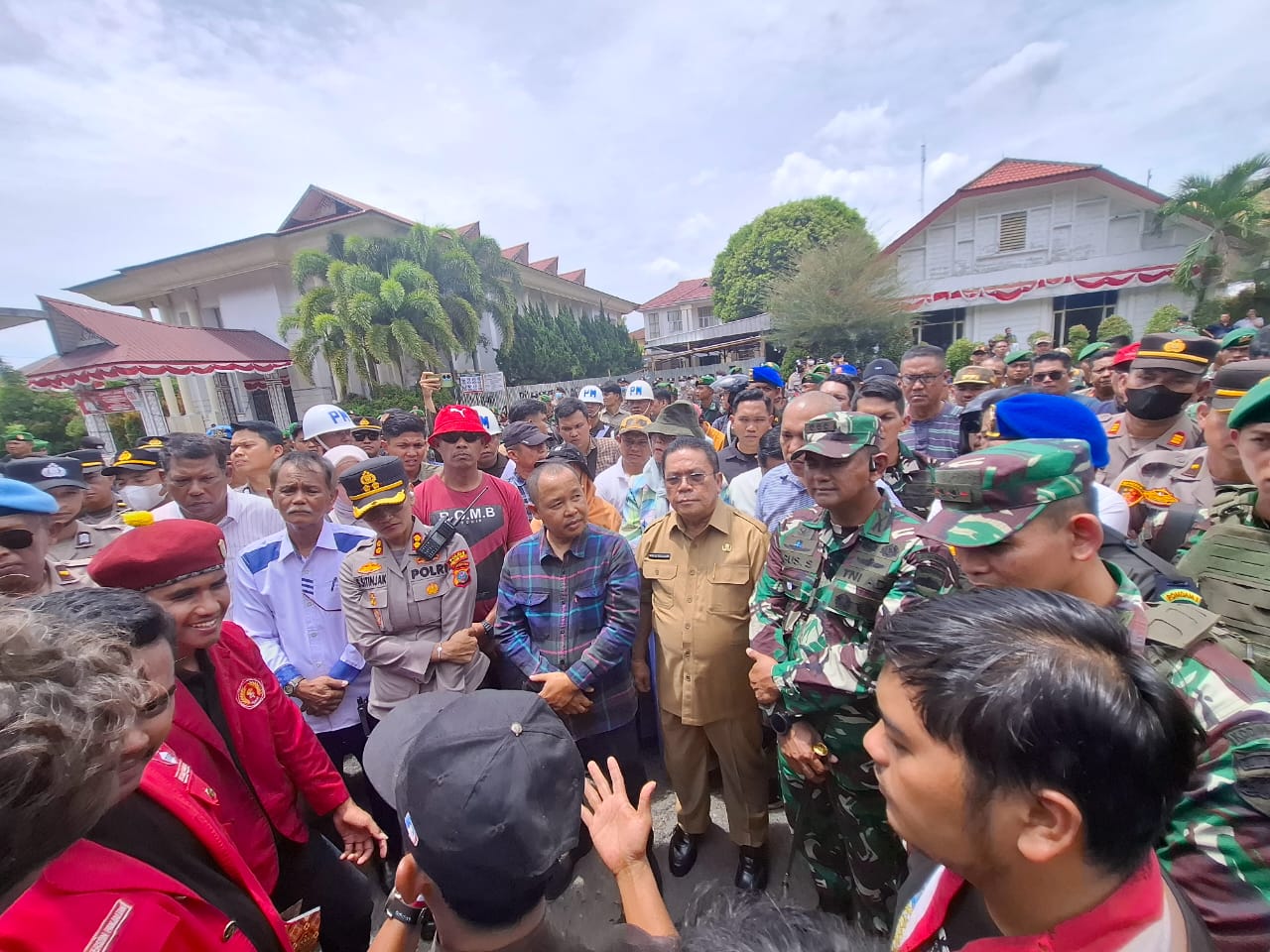 Forkopimda Siantar menerima massa gabungan mahasiswa, ojol, dan masyarakat sipil dalam aksi unjuk rasa di Pematangsiantar, Senin (1/9/2025).