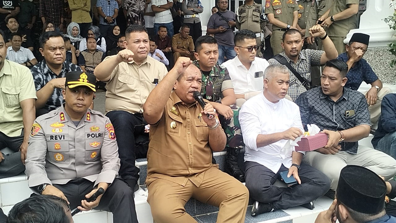Bupati Asahan ikut menyambut aksi unjukrasa Cipayung Plus di Kantor DPRD Asahan.