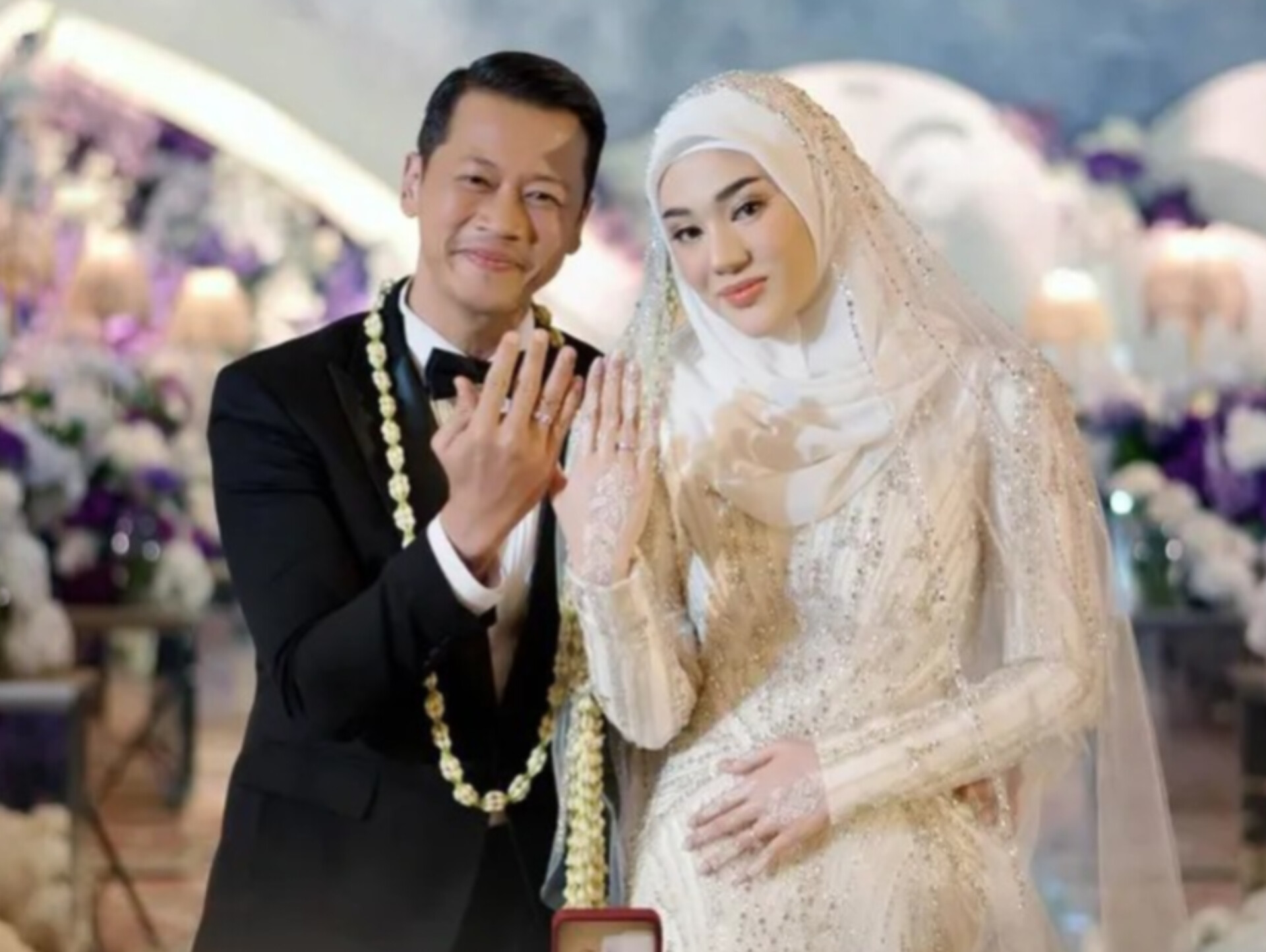 Clara Shinta Aritonang dan Muhammad Alexander Assad resmi menikah di Ritz Carlton, Jakarta, Sabtu (30/8).