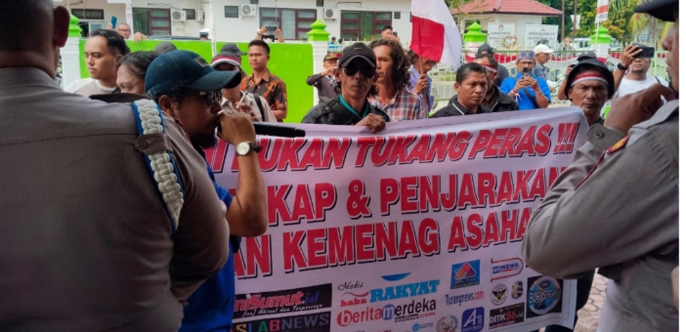 Massa Koalisi LSM dan Media Bersatu berunjuk rasa di Kantor Kemenag Asahan menuntut pemecatan Kakan Abdul Manan, Senin (1/9/2025).