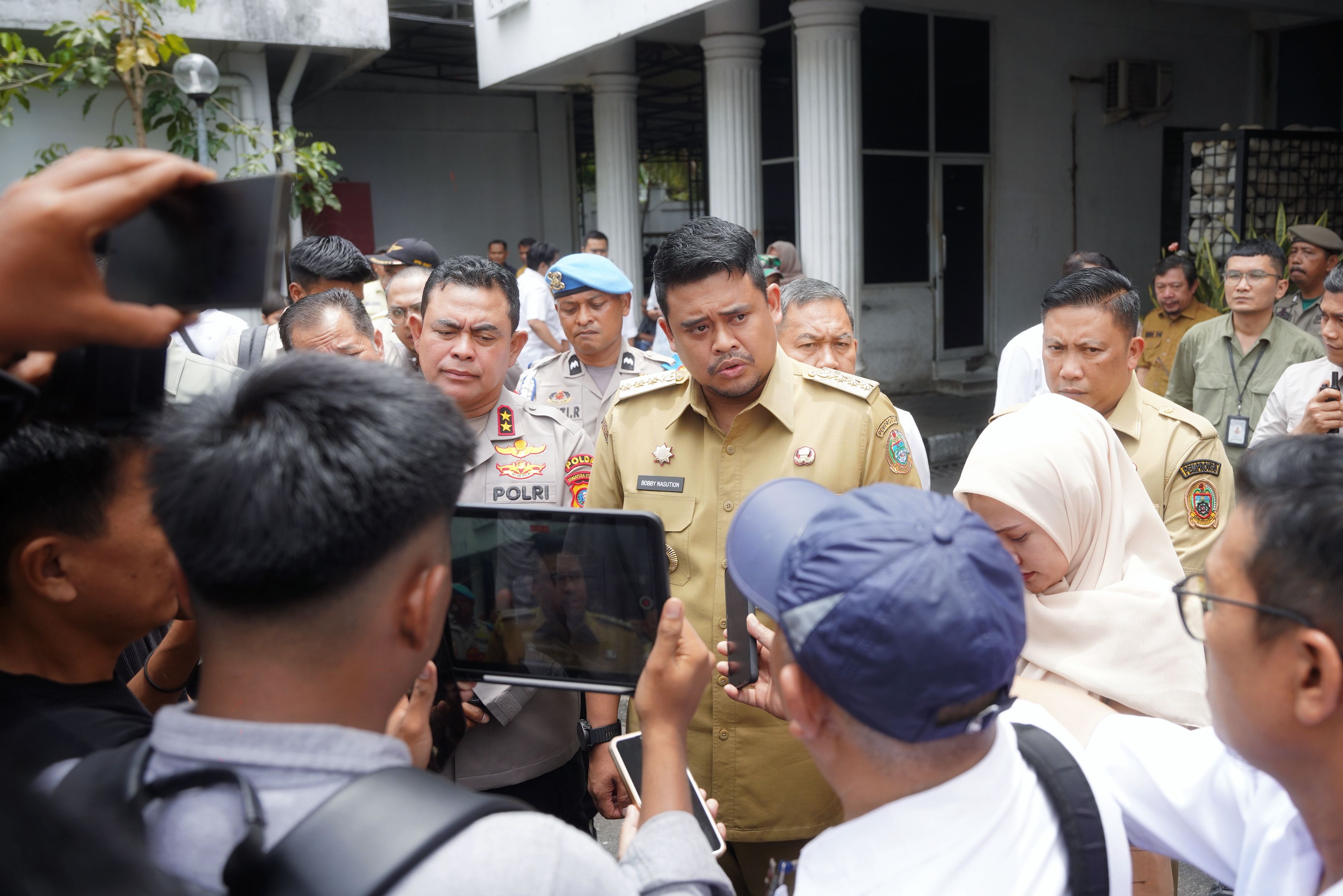 Gubernur Sumut, Bobby Nasution bersama Forkopimda saat diwawancarai para wartawan di Kantor DPRD Sumut, Jalan Imam Bonjol, Medan (1/9/2025).