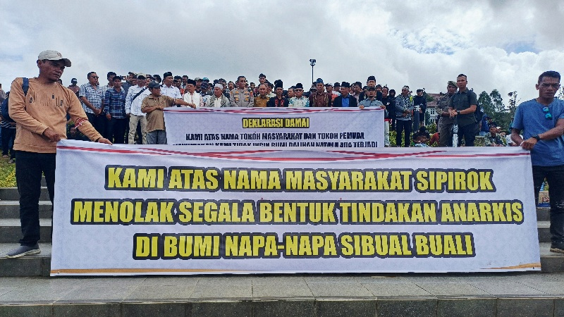 Ratusan warga Tapsel berkumpul di Taman Demokrasi untuk deklarasi damai.