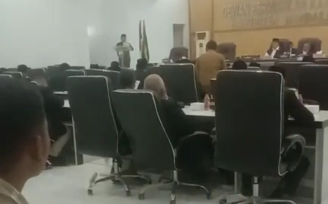 Suasana paripurna DPRD Mandailing Natal dikawal ketat polisi dan TNI di Gedung DPRD Madina.