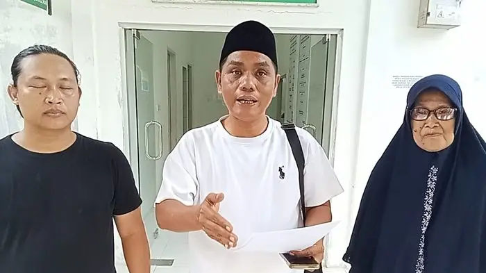 Keluarga Joko Triyono menunggu hasil autopsi di RSUD Pandan, Tapanuli Tengah, usai jenazah ditemukan membusuk di pondok kebunnya.