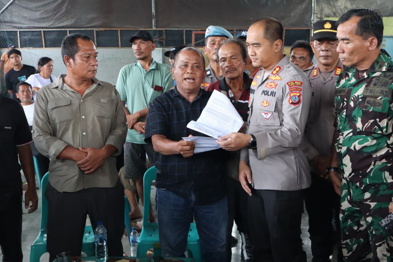 Ketua Umum PERMAK, Maslan Simanjuntak dan Kapolres Tapteng AKBP Wahyu Endrajaya.