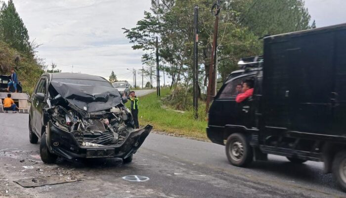 Kondisi Daihatsu Xenia ringsek usai menabrak truk Fuso di Jalinsum Humbahas. Tiga penumpang terluka dan dirawat di RSUD Doloksanggul.