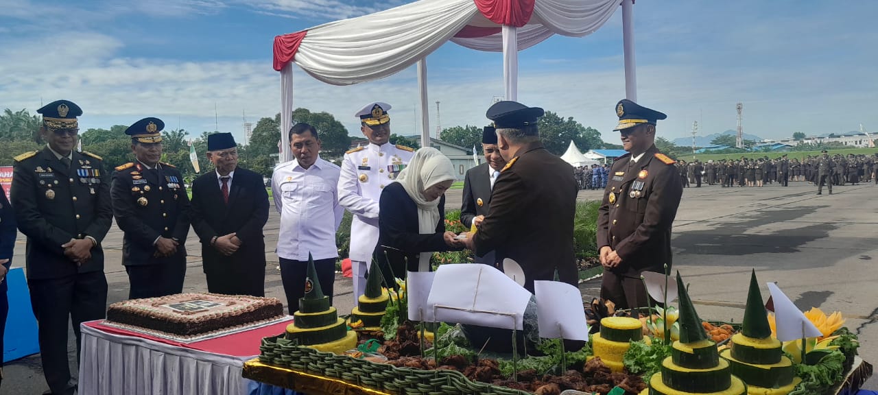 Upacara peringatan HUT ke-80 Jaksa RI di Lapangan Lanud Soewondo Medan, dipimpin langsung Kepala Kejati Sumut Harli Siregar sebagai Inspektur Upacara.