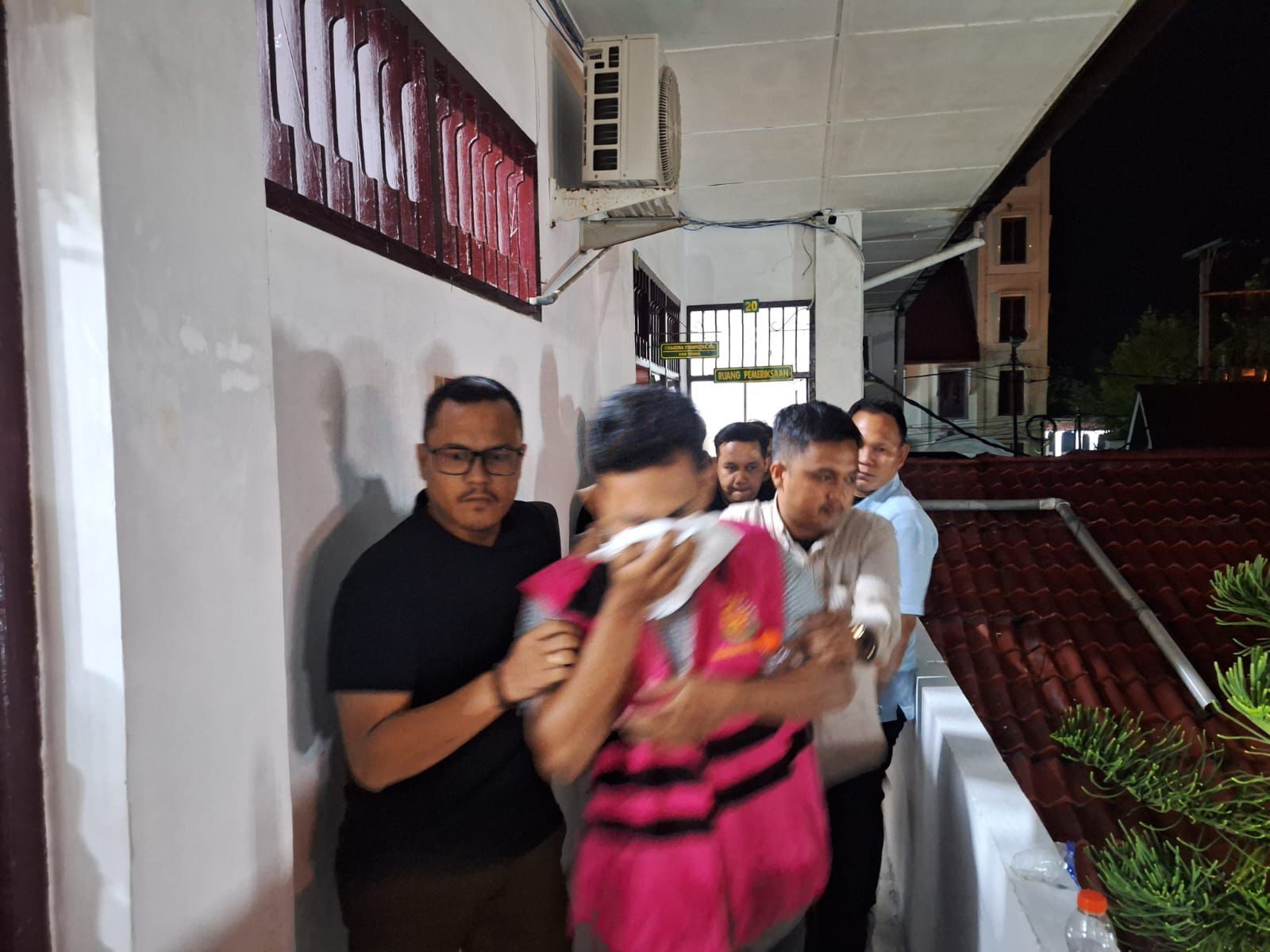 Tersangka DN, pegawai BRI Cabang Kisaran, saat digiring ke Lapas Labuhan Ruku oleh Kejari Asahan.