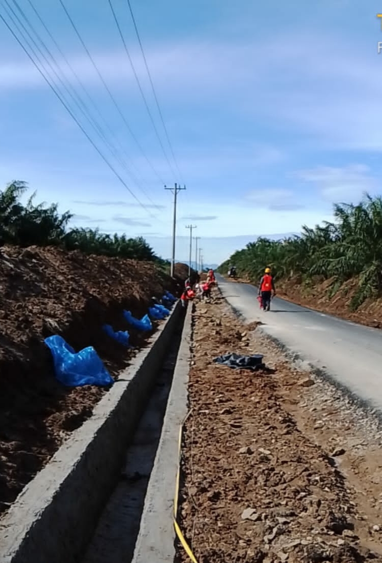 Pembangunan paret pasangan di Desa Maligas Tongah, Kecamatan Tanah Jawa, Kabupaten Simalungun, yang baru selesai dikerjakan.