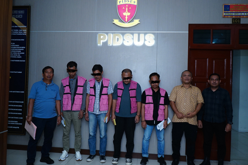 Para tersangka baru (jaket pink) kasus korupsi pembangunan dan perbaikan jalan pada Dinas PUPR di Kabupaten Batubara Tahun Anggaran 2023.
