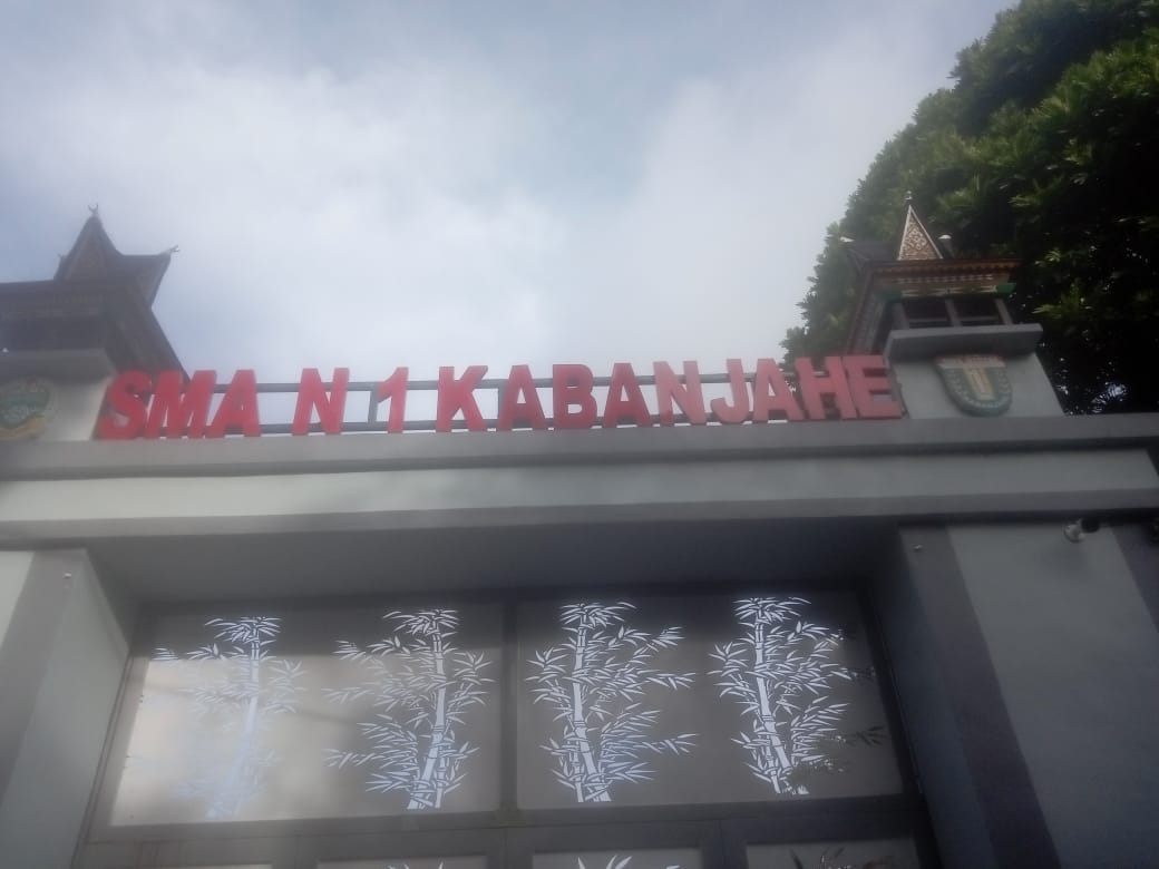 Papan nama SMA Negeri 1 Kabanjahe.