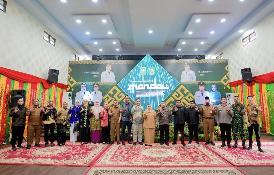 Bupati Bengkalis Kasmarni bersama jajaran menyambut Tim Penilai Evaluasi Kinerja Kecamatan (EKK) Provinsi Riau di Kantor Camat Mandau, Senin (1/9/2025).