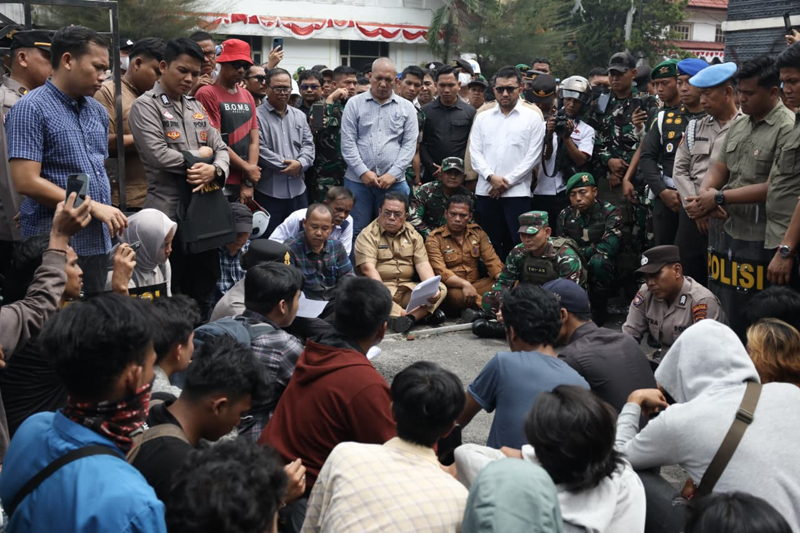 Wali Kota Pematangsiantar Wesly Silalahi SH MKn bersama Forkopimda duduk bersama massa pengunjukrasa di depan Gedung DPRD Kota Pematangsiantar, Senin (1/9/2025).