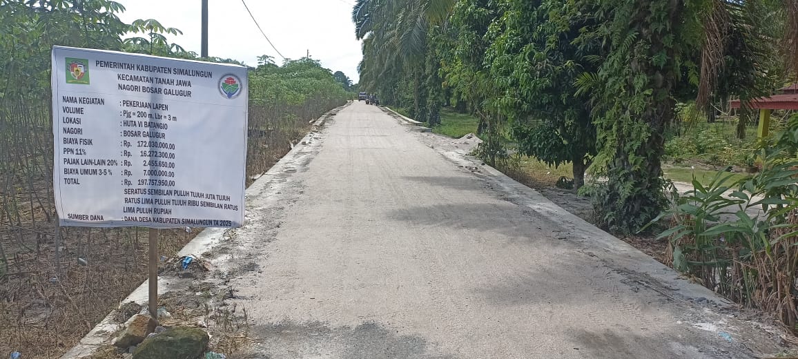 Jalan aspal lapen di Dusun Batangio, Desa Bosar Galugur, Simalungun, yang baru selesai dikerjakan dan langsung dimanfaatkan warga, Selasa (2/9/2025).