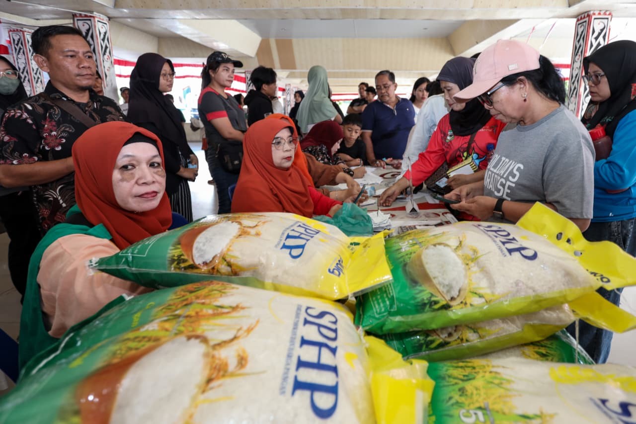 Beras SPHP Bulog dijual saat kegiatan Gerakan Pangan Murah (GPM) di Kota Pematangsiantar.