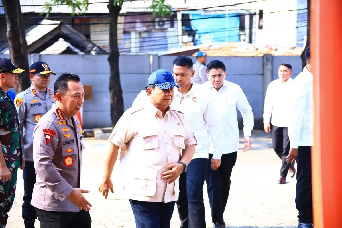 Presiden RI Prabowo Subianto menjenguk polisi korban demo di RS Polri, mengungkap ada petugas alami ginjal rusak akibat diinjak-injak.