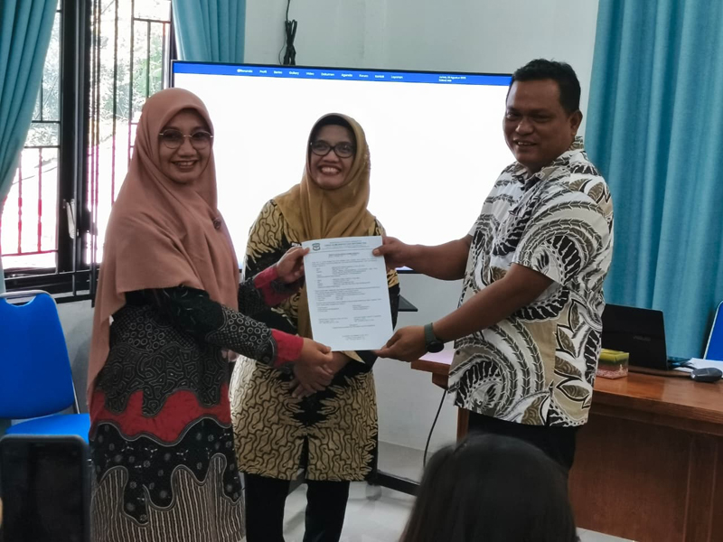 Kepala Dinas Komunikasi dan Informatika Johannes Sihombing menyerahkan 19 Website kepada 19 kepala Puskesmas disaksikan Kadis Kesehatan drg Irma Suryani.