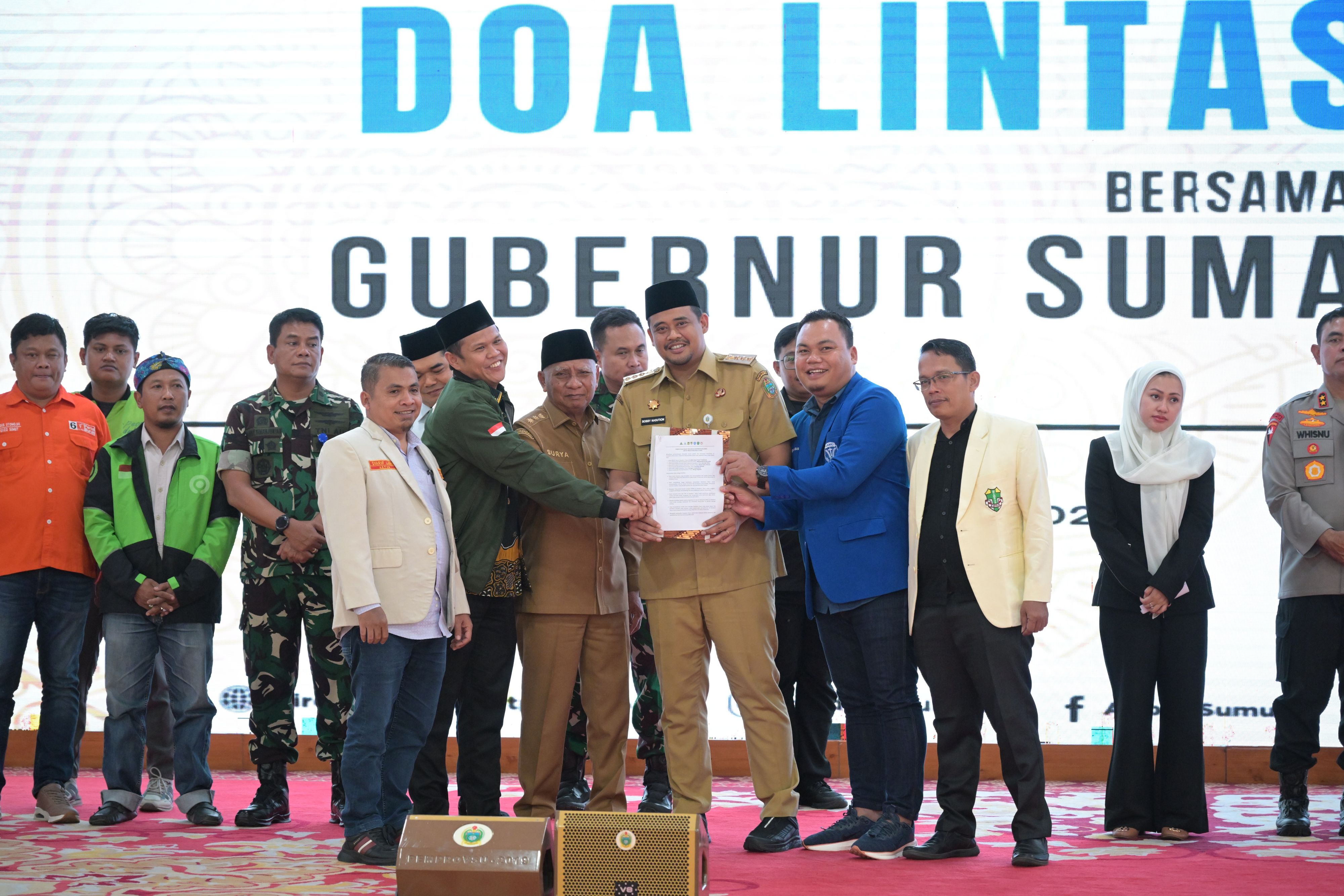 Gubsu Bobby Nasution bersama Wagubsu Surya dan Forkopimda dalam acara doa lintas agama bersama sejumlah aliansi buruh, mahasiswa dan abang ojol di Aula Tengku Rizal Nurdin, Selasa (2/9).