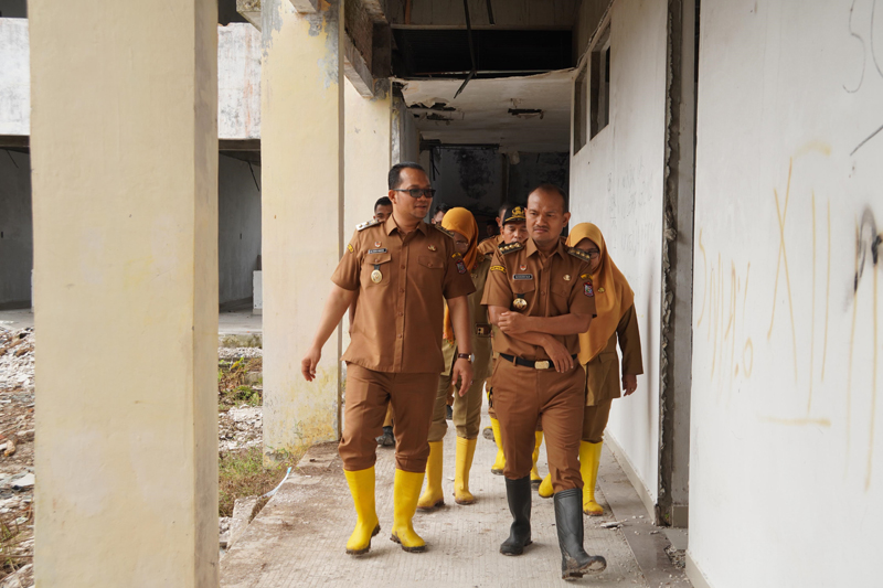 Wali Kota Tanjungbalai, Mahyaruddin Salim B, meninjau bangunan RS Type C di Jalan Kartini yang sudah puluhan tahun terbengkalai.