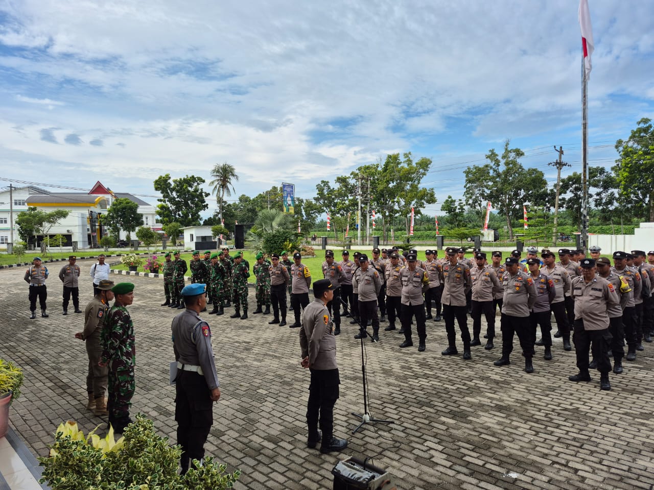Aparat gabungan dari Polri, TNI, Satpol PP, Damkar, dan tenaga kesehatan bersiaga di Gedung DPRD Labuhanbatu Utara.