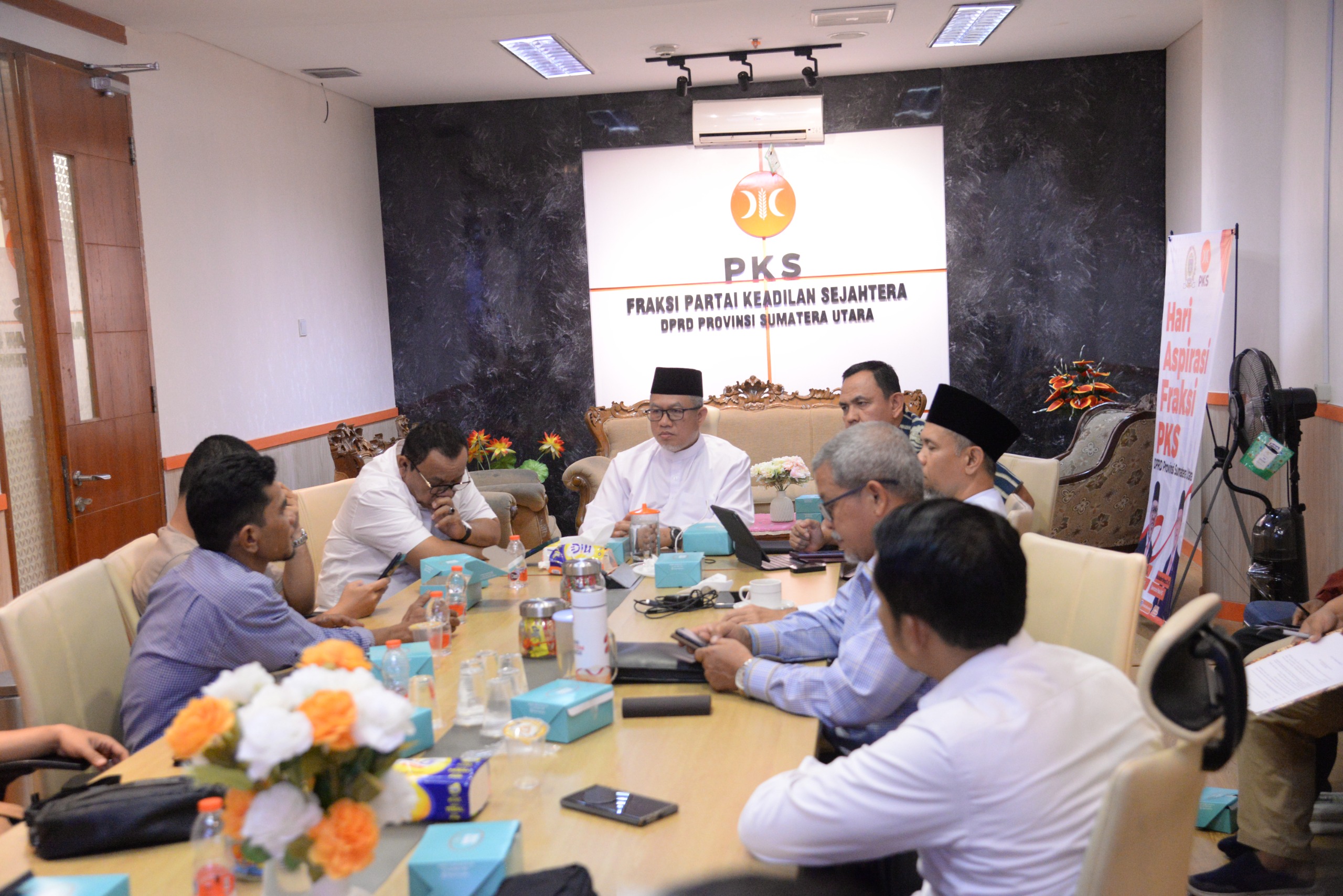 Suasana silaturahmi Fraksi PKS DPRD Sumut dengan sejumlah wartawan membahas berbagai isu krusial di ruang FPKS pada Rabu, 3 September 2025.