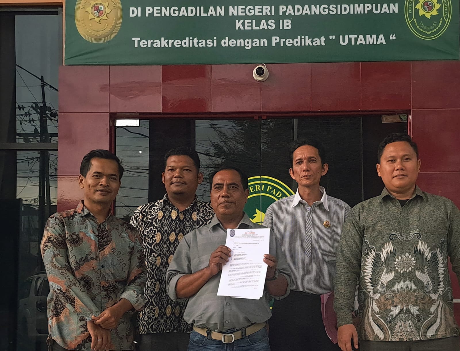 Jasman Daulay, bersama Tim Kuasa Hukum dari GAS & Partners dalam kasus agunan di BRI Gunung Tua, saat berada di PN Padangsidimpuan, Rabu (3/9/2025). (Samman/MetroDaily)