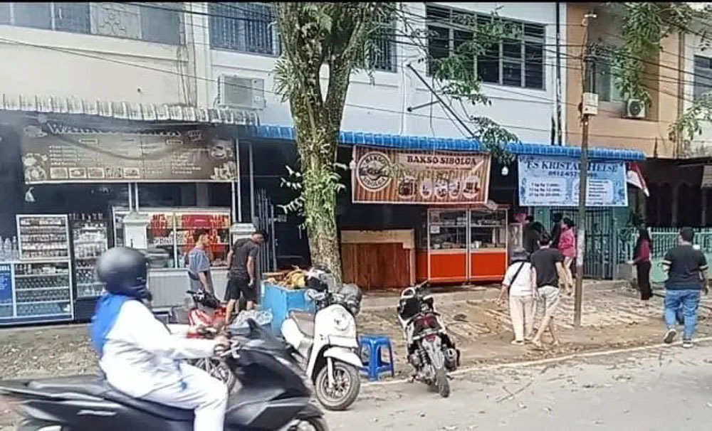Warga panik saat warung bakso di Jalan Brigjen Katamso, Sibolga, nyaris terbakar akibat tabung gas bocor, Senin (1/9/2025).