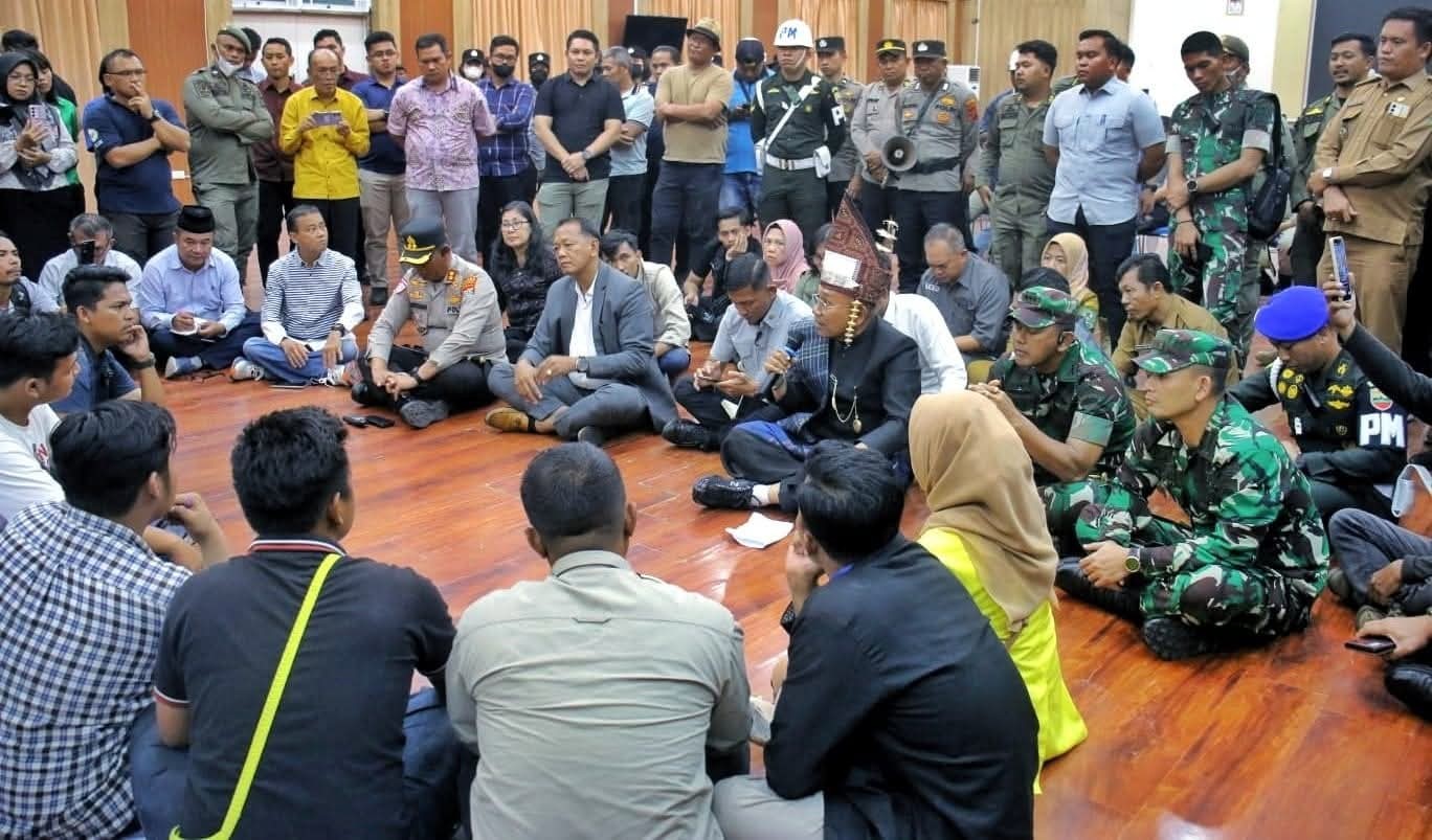Bupati Simalungun Anton Achmad Saragih menemui massa BEM STAI Panca Budi yang menggelar aksi di Kantor Bupati, Selasa (2/9/2025).
