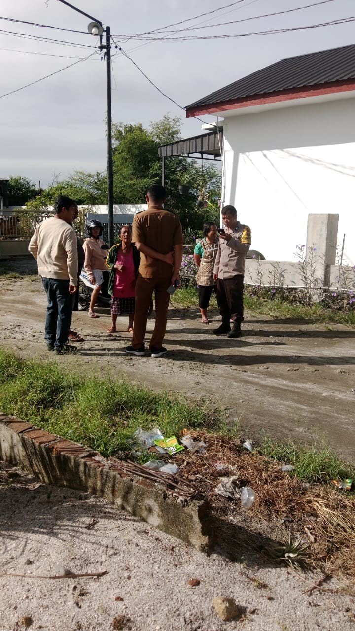 Seorang ODGJ diamankan polisi setelah mengganggu warga di Nagahuta Timur, Siantar. Kini sudah diserahkan ke Dinas Sosial.