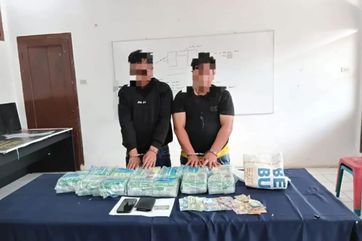 Dua tersangka kurir narkoba bersama barang bukti 13 kg sabu yang disamarkan dalam karung beras Bulog, diamankan polisi di Labura.