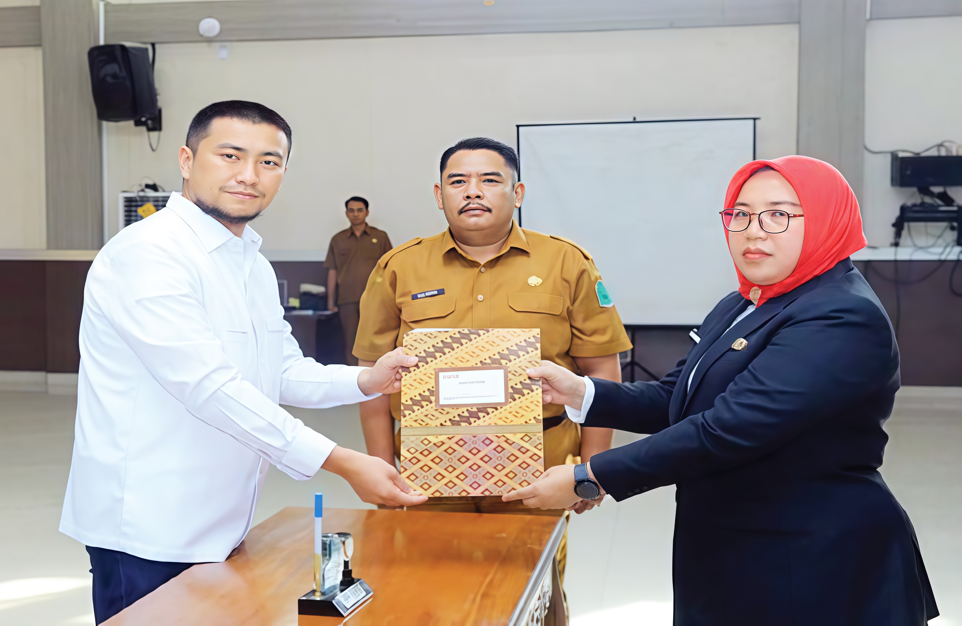 Bupati Labura Hendri Yanto Sitorus melantik Hj. Susi Asmarani sebagai Pj Sekretaris Daerah di Aula Ahmad Dewi Syukur, Aek Kanopan.