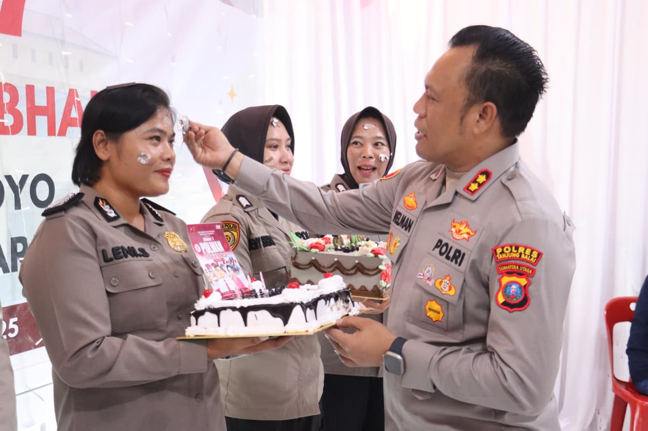 Kapolres Tanjungbalai AKBP Welman Feri bersama jajaran dalam syukuran HUT ke-77 Polwan di Aula SAR Polres Tanjungbalai.