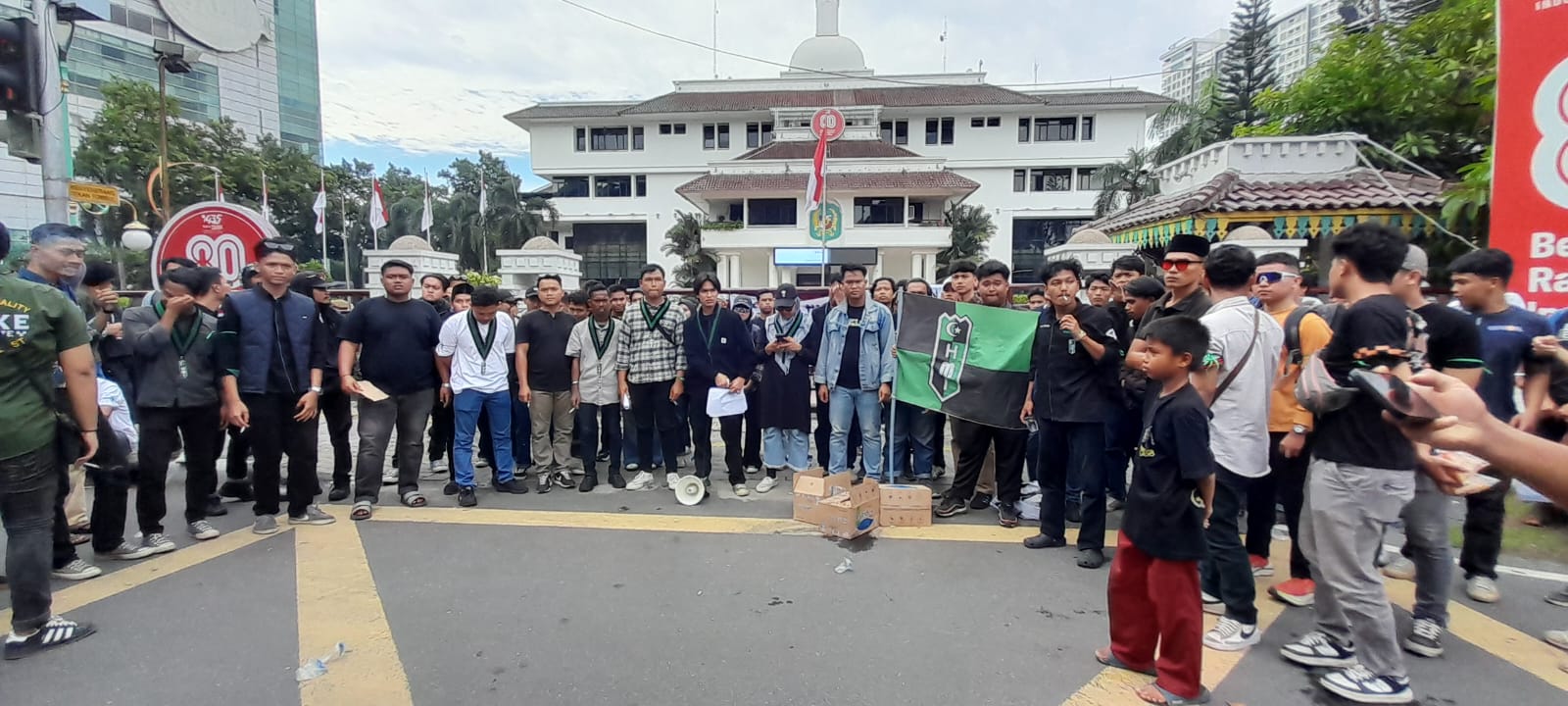 Ratusan massa HMI Medan melakukan unjuk rasa di depan Kantor Wali Kota Medan, Rabu (3/9/2025).