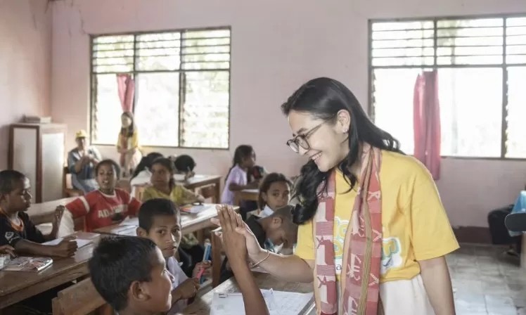 Prilly Latuconsina tersentuh kisah guru di daerah terpencil yang berjuang demi pendidikan anak-anak Indonesia.