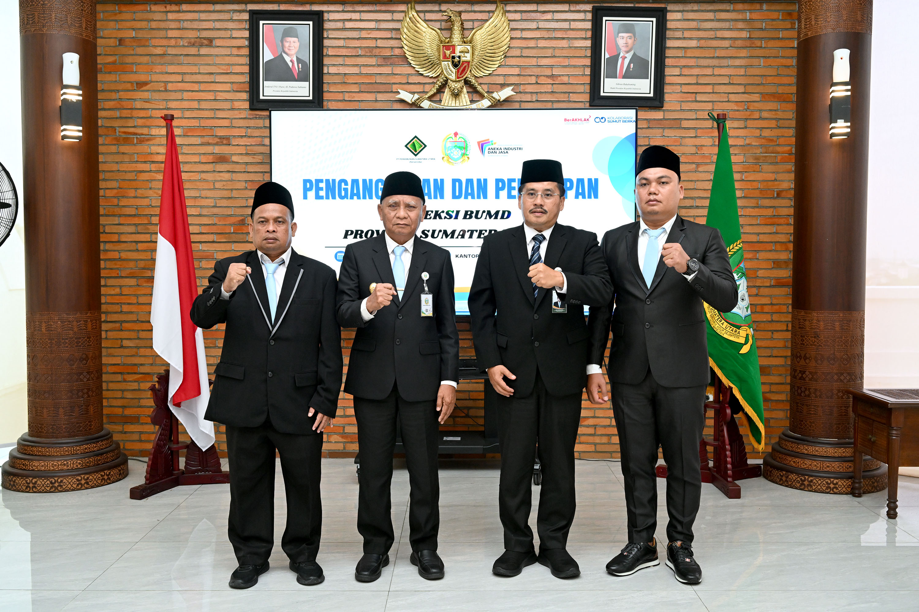 Wagub Sumut Surya foto bersama usai melantik Uswatul Hasan (Dirut PT PSU) dan Swangro Lumbanbatu (Dirut PD AIJ) di Kantor Gubernur Sumut, Medan, Kamis (4/9/2025).