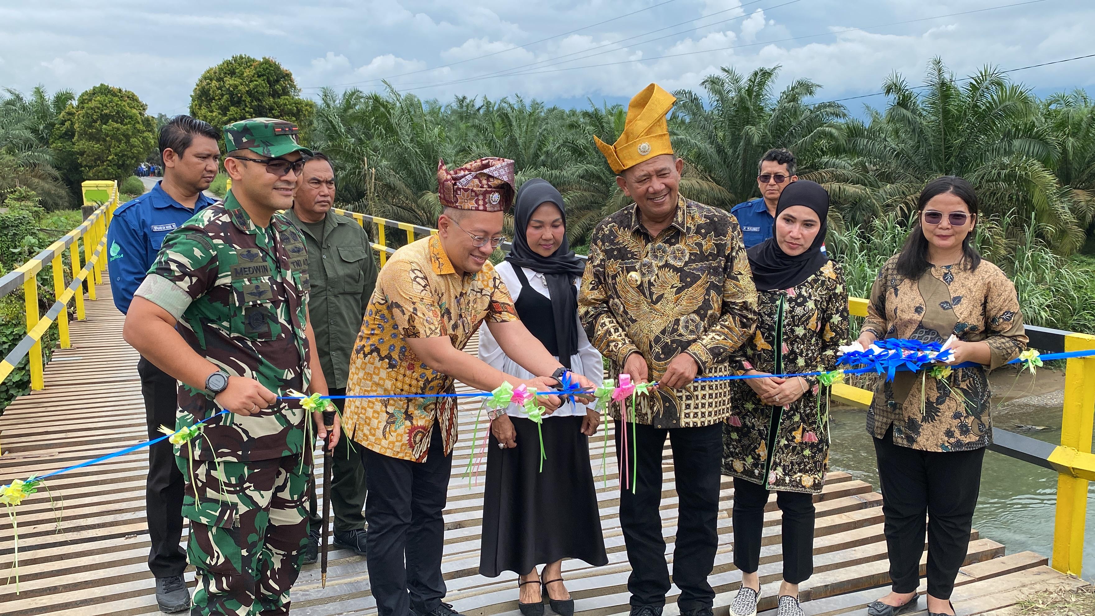 Direktur Utama PT Rapala, Paul Baja M Siahaan didampingi Bupati Langkat, Syah Afandin menggunting pita sebagai tanda meresmikan peningkatan kapasitas jalan sepanjang 13 kilometer di Batang Serangan.