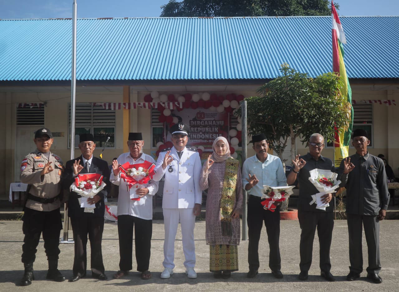 Pj Kepala Desa Sungai Alam, Genta Efri Yuliansyah, memimpin upacara HUT RI ke-80 di halaman SD 038 Desa Sungai Alam, Bengkalis, Minggu (17/8/2025).